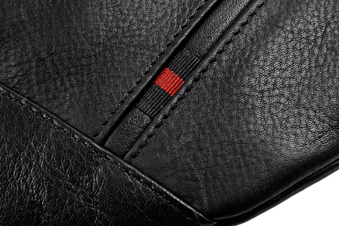 detail Kožená ledvinka, textilní popruh