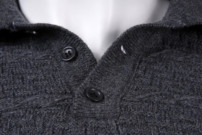 detail Pánský svetr límeček