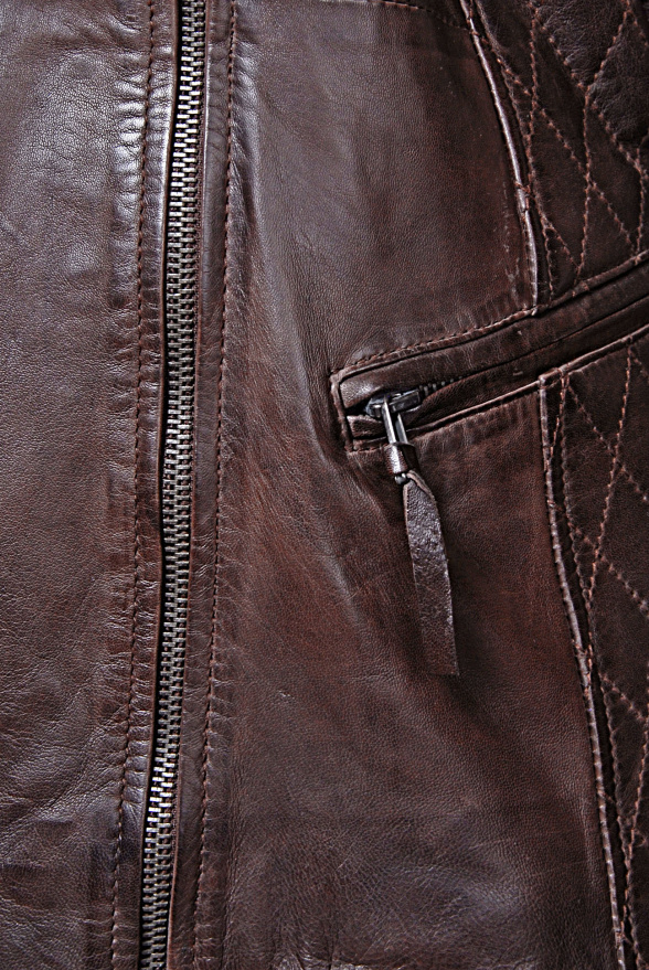 detail Kožená dámská bunda, větší velikost